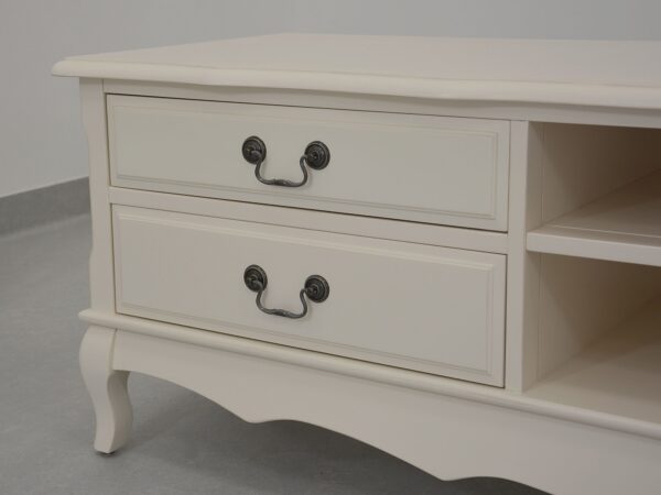 Szafka nocna w kolorze białym z dwiema szufladami i metalowymi uchwytami w stylu retro