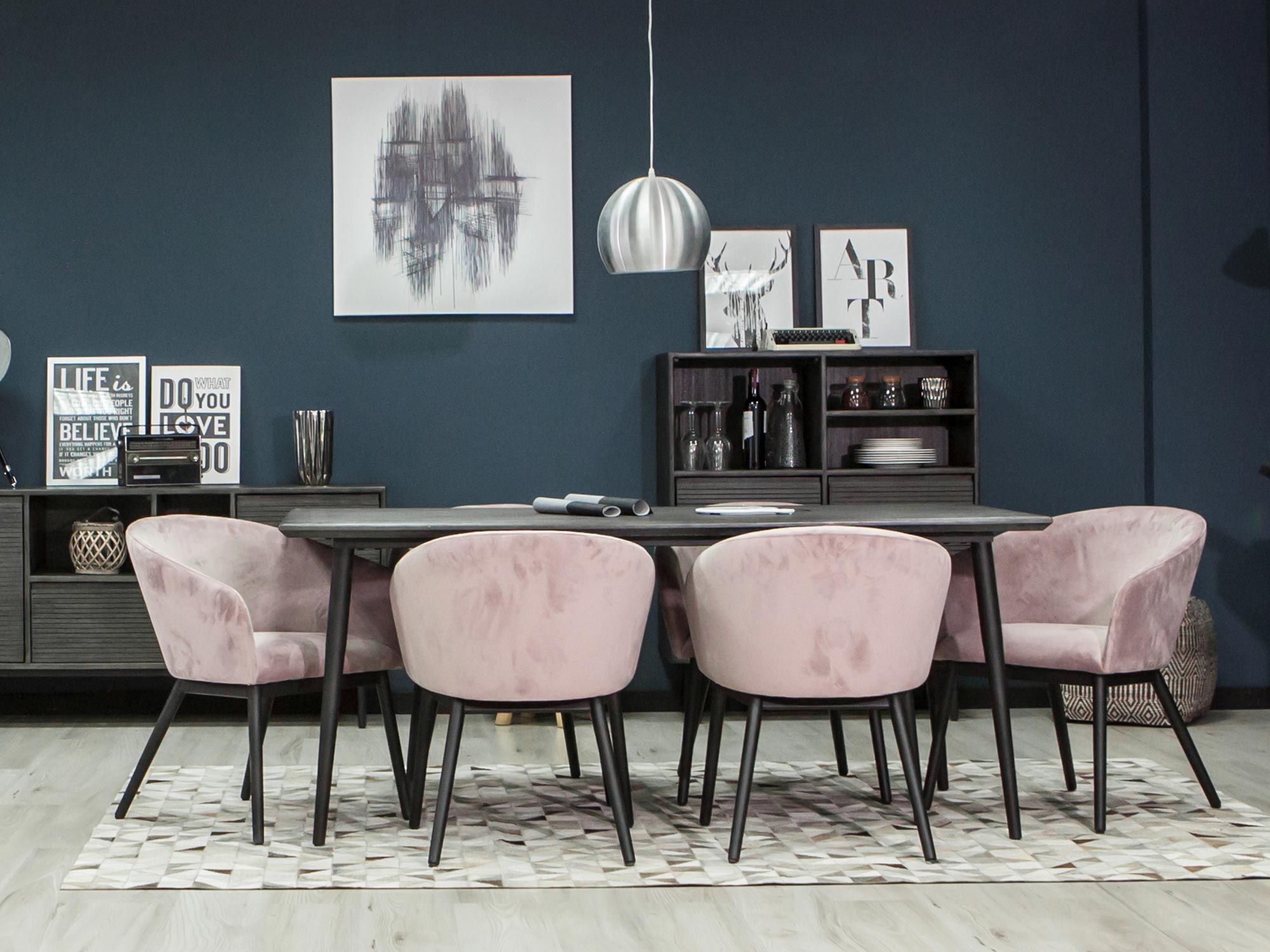 Nowoczesna jadalnia z komodą i dodatkami w stylu loftowym