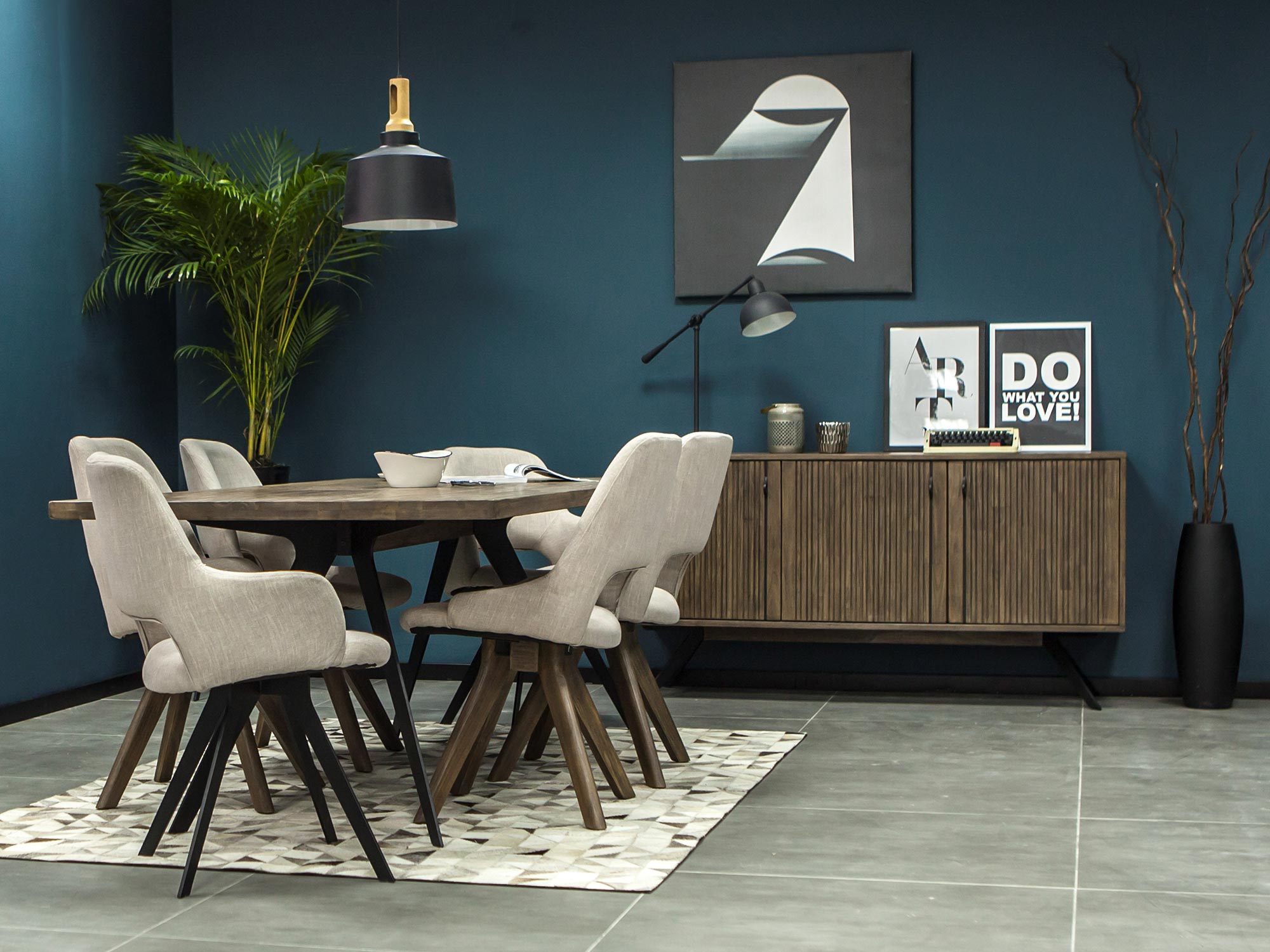 Jadalnia w stylu loftowym z komodą lamelową i stołem na czarnych nogach Jadalnia w stylu loftowym z komodą lamelową i stołem na czarnych nogach