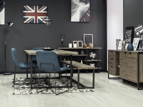 Nowoczesna jadalnia z krzesłami tapicerowanymi i stołem z drewna