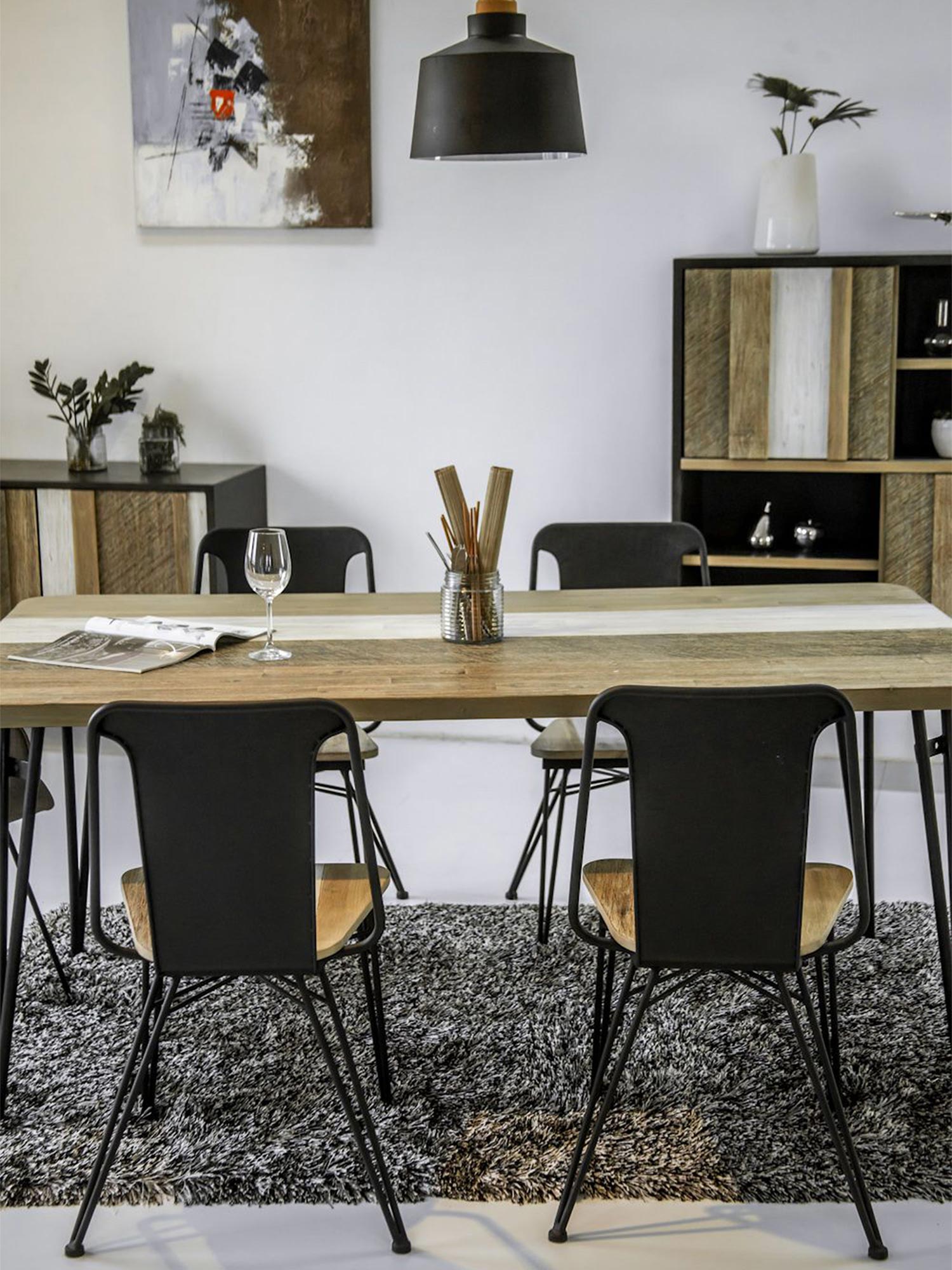 Jadalnia w stylu loftowym ze stołem i komodą z drewna