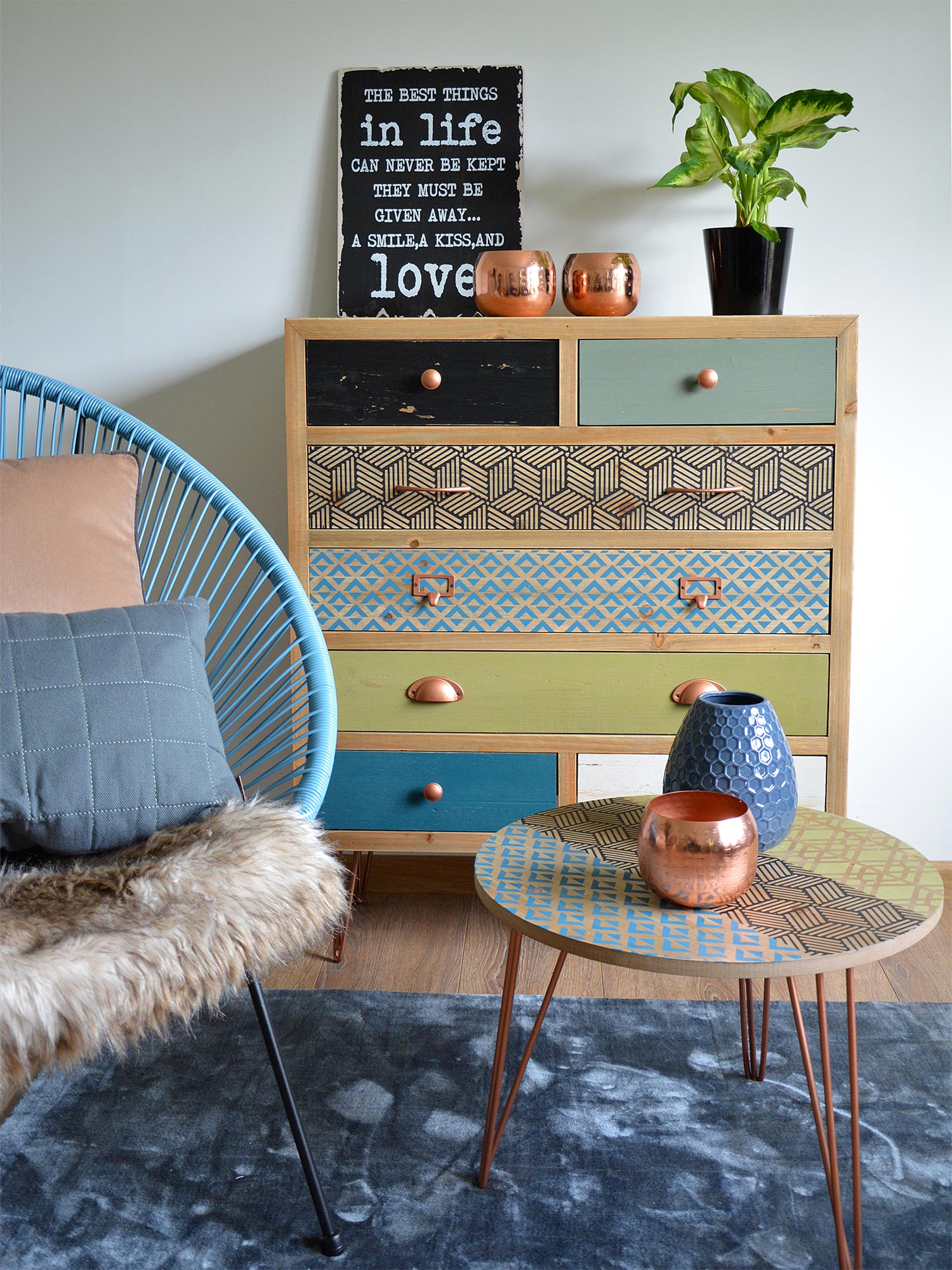 Stylowa aranżacja salonu z komodą vintage i stolikiem kawowym Stylowa aranżacja salonu z komodą vintage i stolikiem kawowym