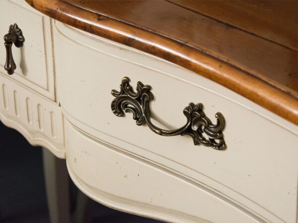 Uchwyty meblowe w stylu vintage z ornamentem w kolorze starego złota