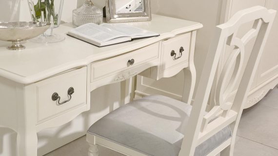 miniaturka Białe Krzesło Tapicerowane Toczone Nogi Antyczne – Dijon