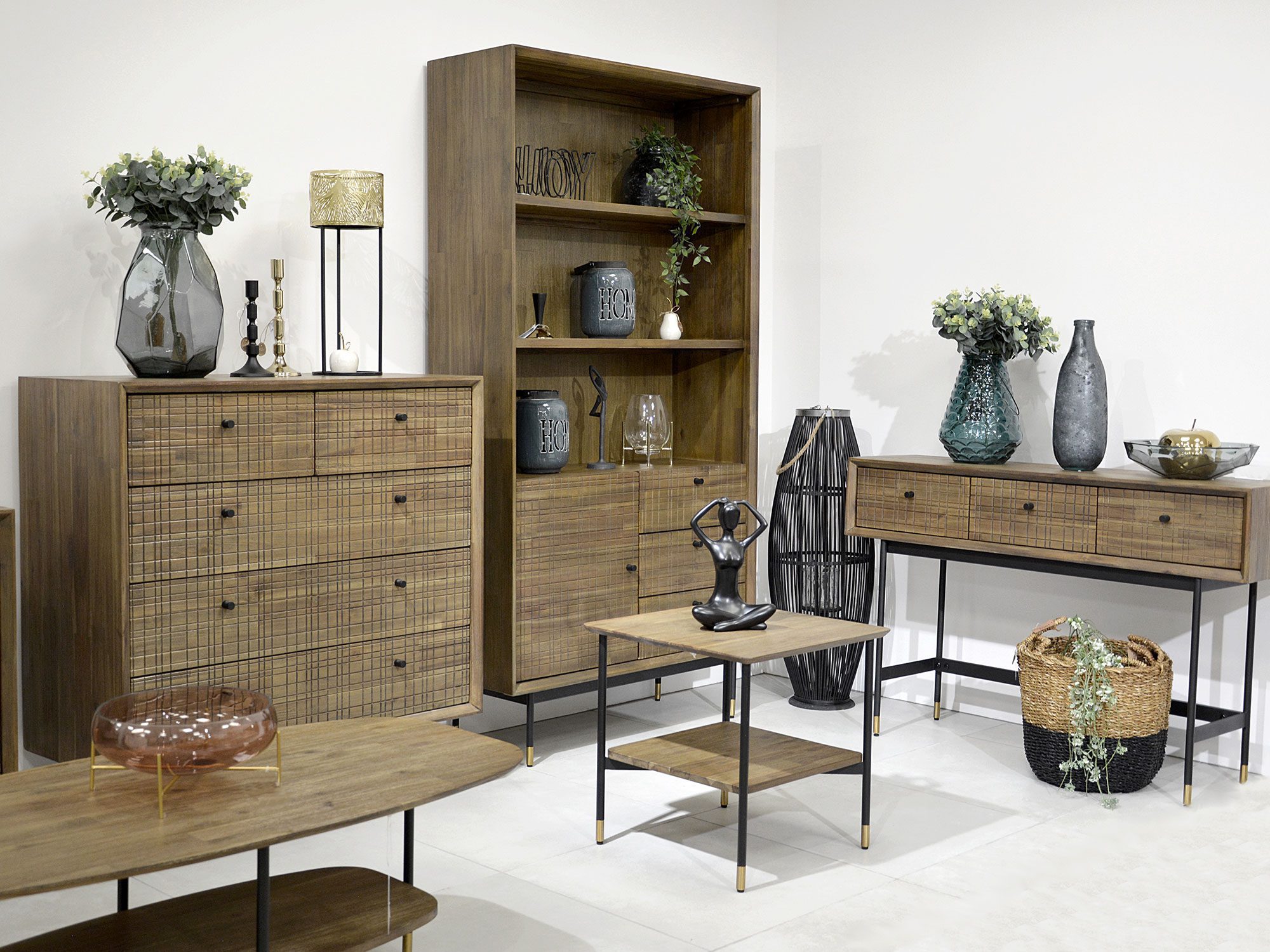 Aranżacja salonu z regałem, stolikiem kawowym i komodą o frontach plecionych Aranżacja salonu z regałem, stolikiem kawowym i komodą o frontach plecionych