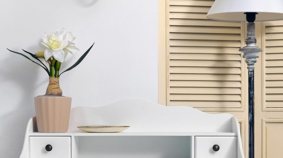 miniaturka Konsola klasyczna z frezowanymi krawędziami i metalowymi uchwytami – Latina