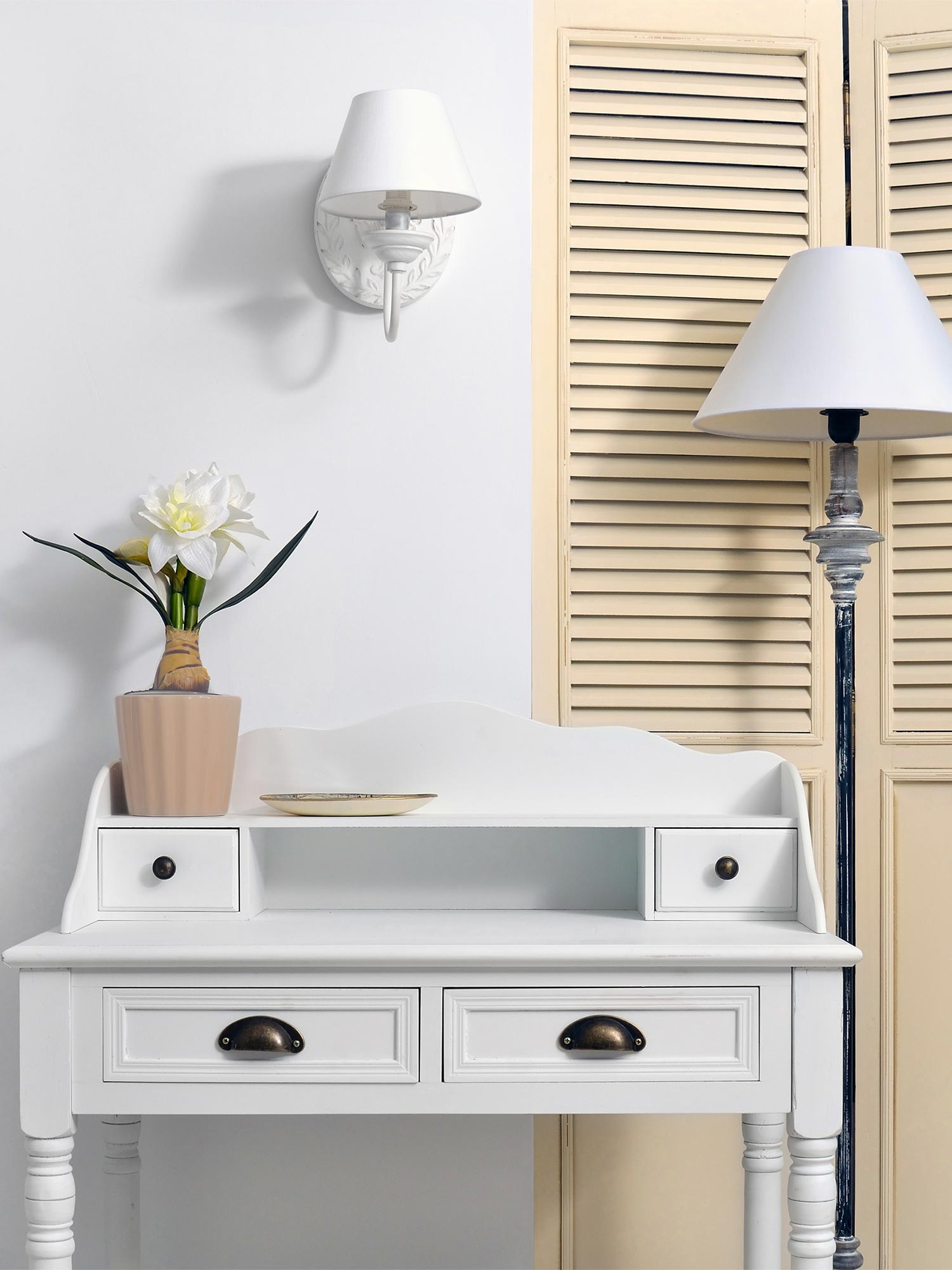 Komoda z uchwytami muszelkowymi i zaokrąglonym rantem Komoda z uchwytami muszelkowymi i zaokrąglonym rantem