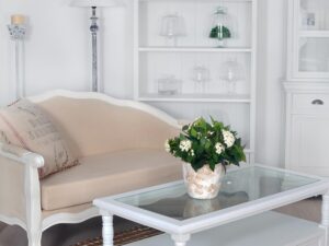 miniaturka Komoda klasyczna z rzeźbieniami i metalowymi uchwytami – Latina