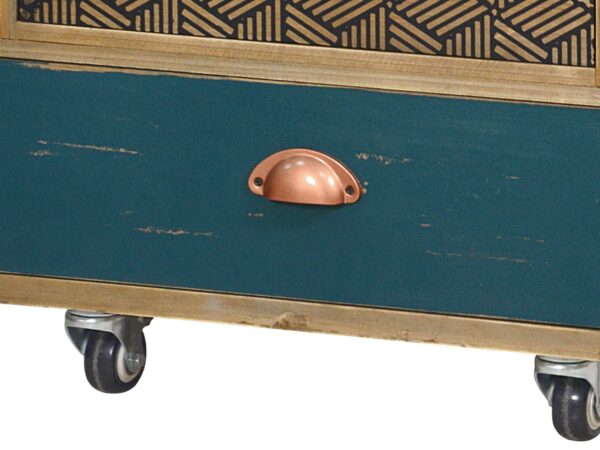 Uchwyt szuflady z miedzi na tle turkusowego frontu boho