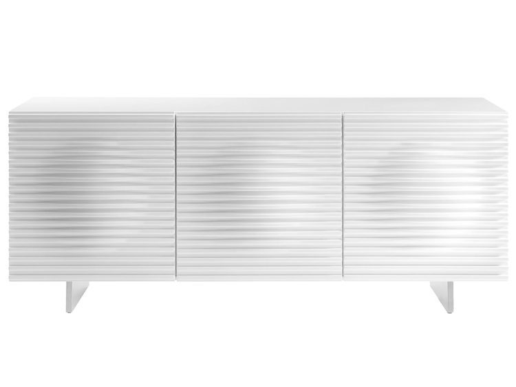 Biała długa komoda z ryflowanymi frontami, widok z innej perspektywy