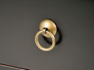 miniaturka Elegancka Szafa Czerwone Przetarcia Orientalne Zdobienia – Hamilton