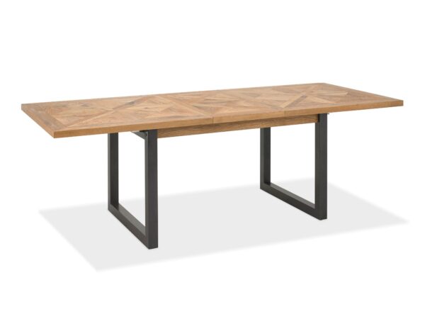 Prostokątny stół jadalniany z blatem drewnianym i czarną metalową podstawą, widok z przodu