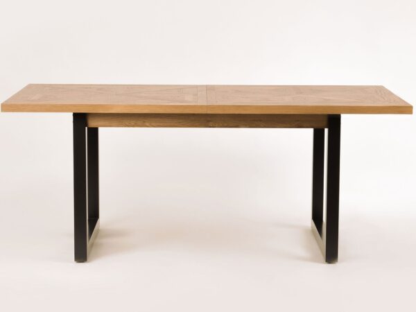 Stół prostokątny w jodełkę na czarnych metalowych nogach, widok z przodu