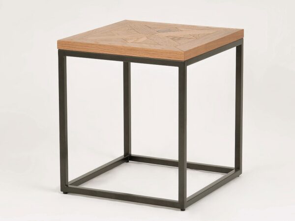 Kwadratowy stolik pomocniczy z blatem drewnianym i prostą czarną ramą metalową, widok pod kątem