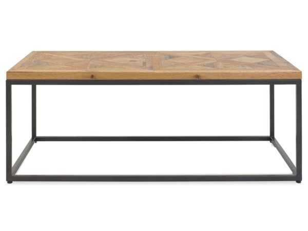 Zbliżenie na blat stolika kawowego w jodełkę z czarną metalową ramą