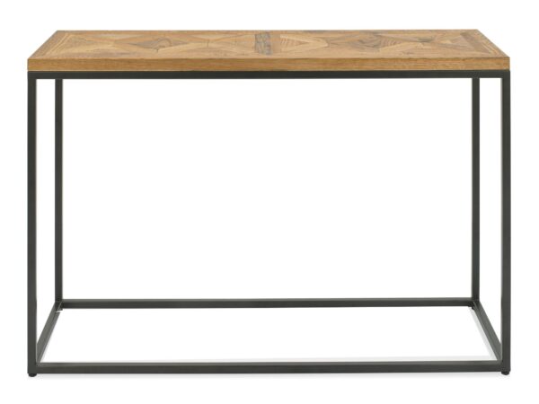 Zbliżenie na drewniany blat w jodełkę z czarną ramą metalową