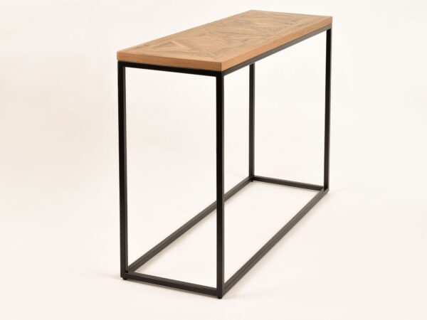 Okrągły stół z drewnianym blatem i czarną metalową podstawą w kształcie litery X