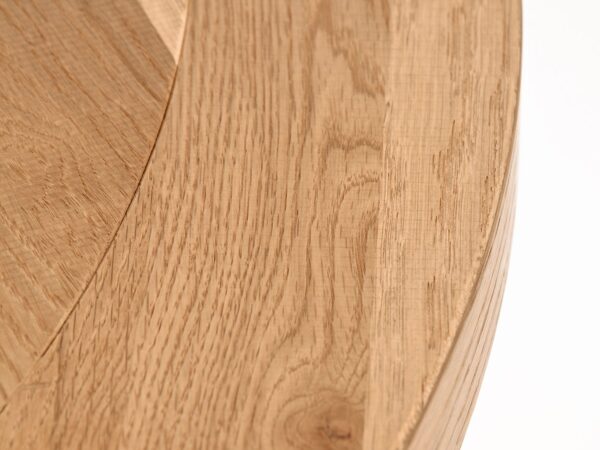 Zbliżenie na blat stołu w geometryczny wzór z drewna w naturalnym kolorze