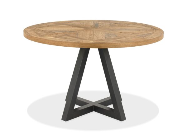 Zbliżenie na fragment blatu okrągłego stołu z drewnem w naturalnym kolorze