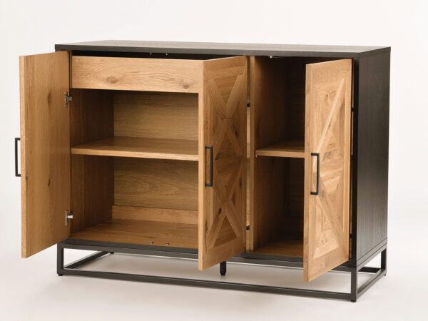 Komoda drewniana z czarną metalową ramą i frontami w jodełkę, widok z otwartymi drzwiami