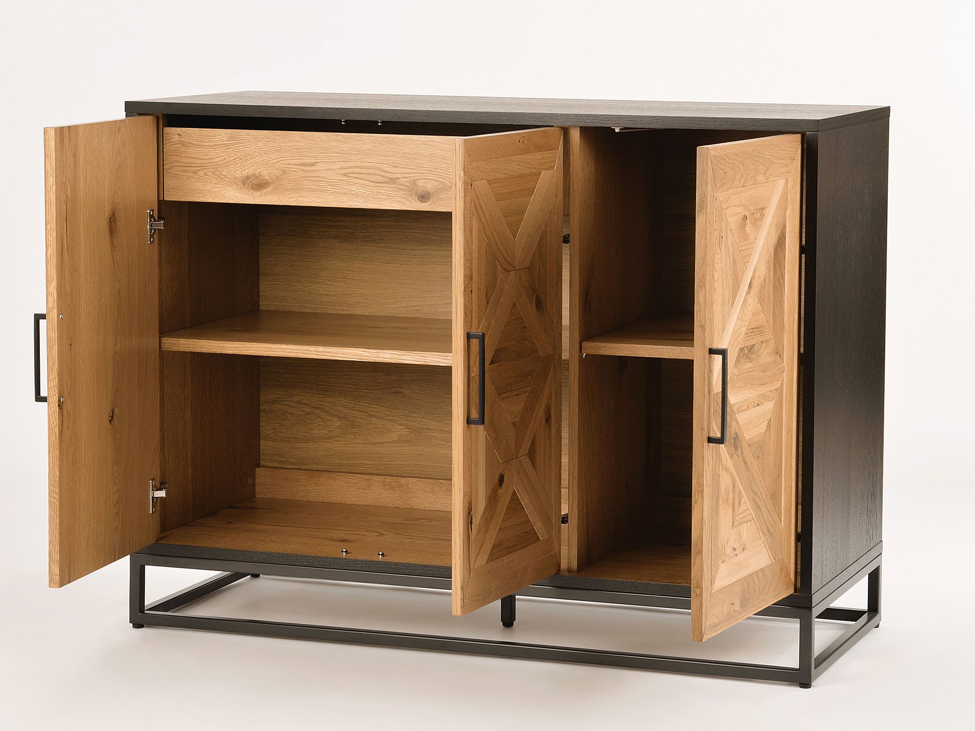 Komoda drewniana z czarną metalową ramą i frontami w jodełkę, widok z otwartymi drzwiami