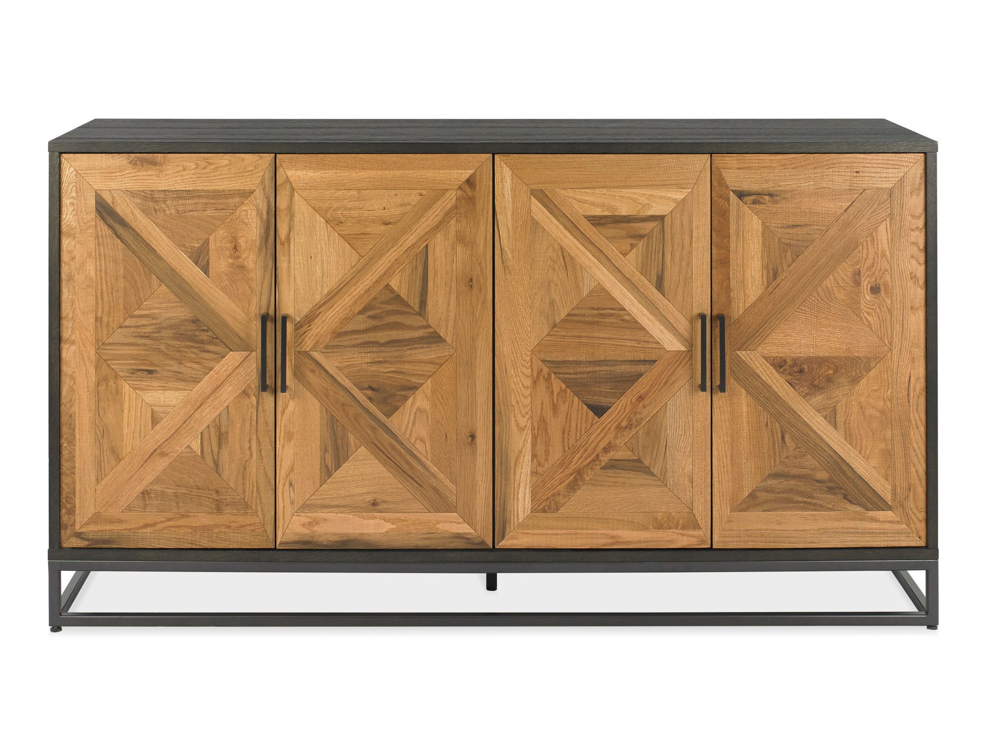 Duża komoda drewniana z frontami w jodełkę i czarnymi uchwytami, widok z przodu