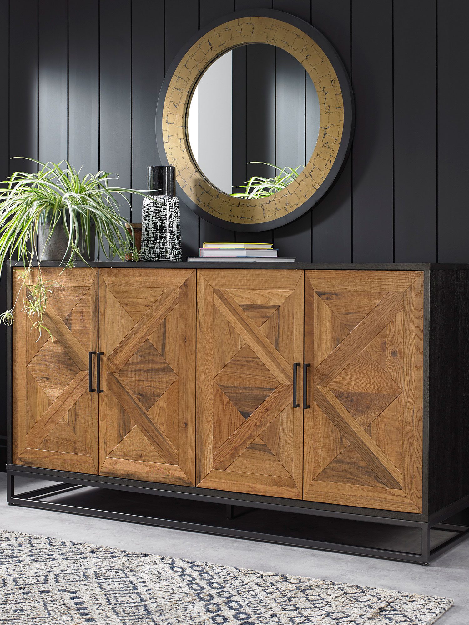 Komoda z czarną ramą metalową, front w jodełkę, widok frontalny w aranżacji wnętrza
