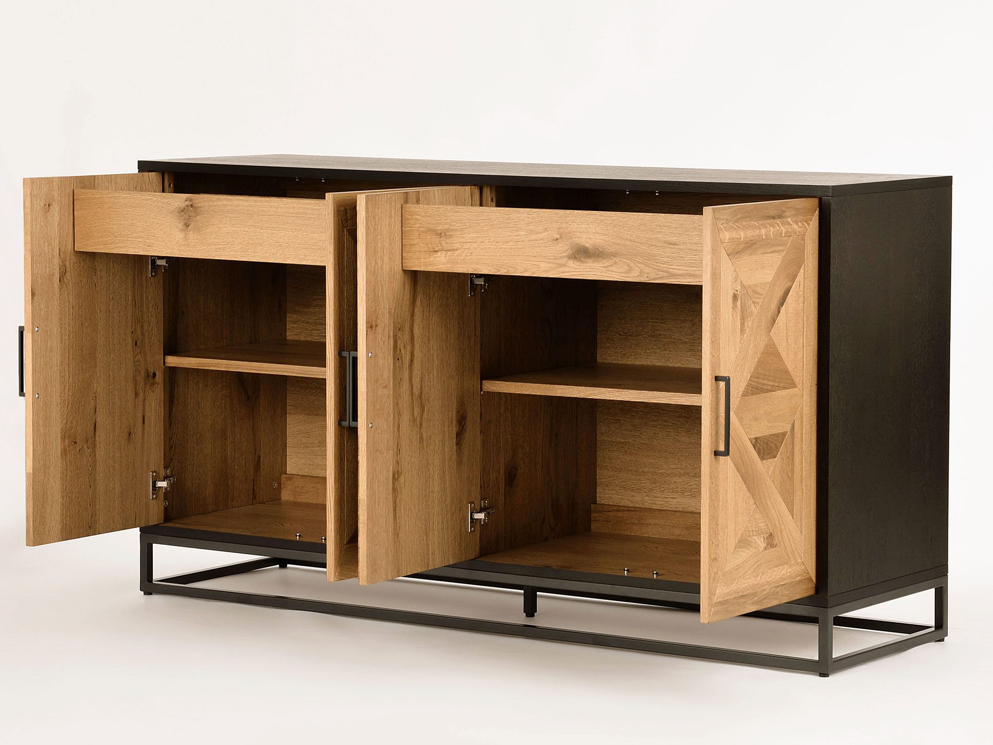 Komoda drewniana z czarną metalową ramą i frontami w jodełkę, widok z otwartymi drzwiami