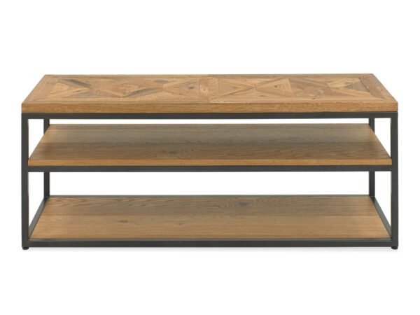 Zbliżenie na krawędzie półek stolika RTV z drewnianym blatem i metalową ramą