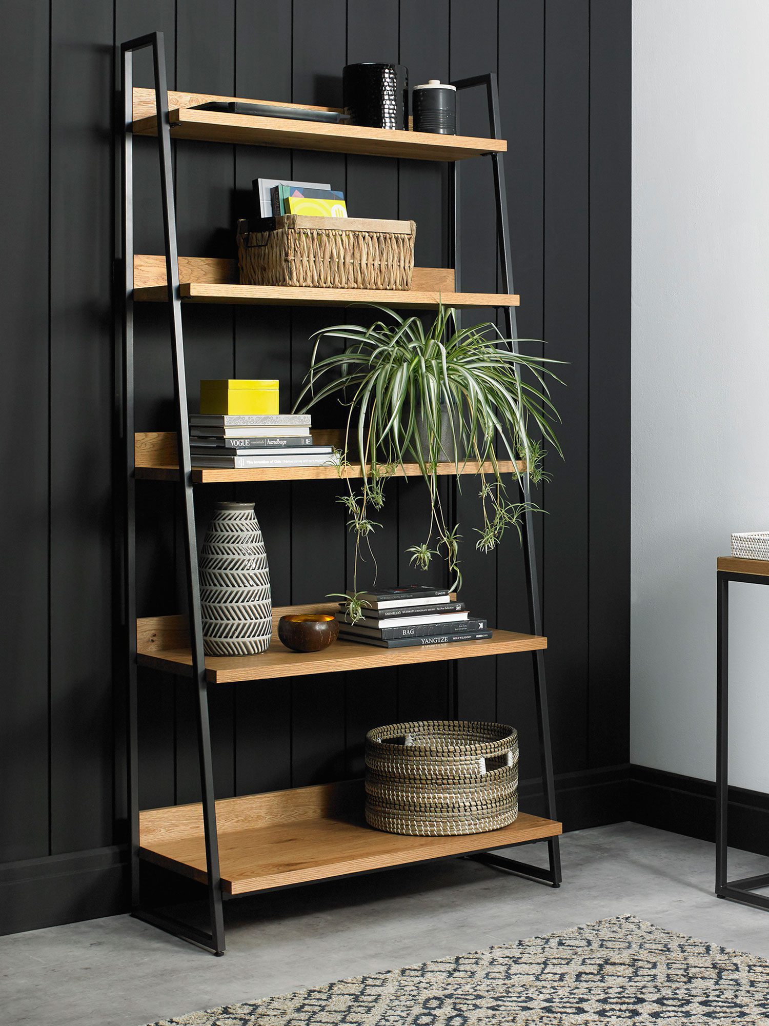 Regał otwarty industrialny z pięcioma półkami drewnianymi i czarną ramą, widok pod kątem