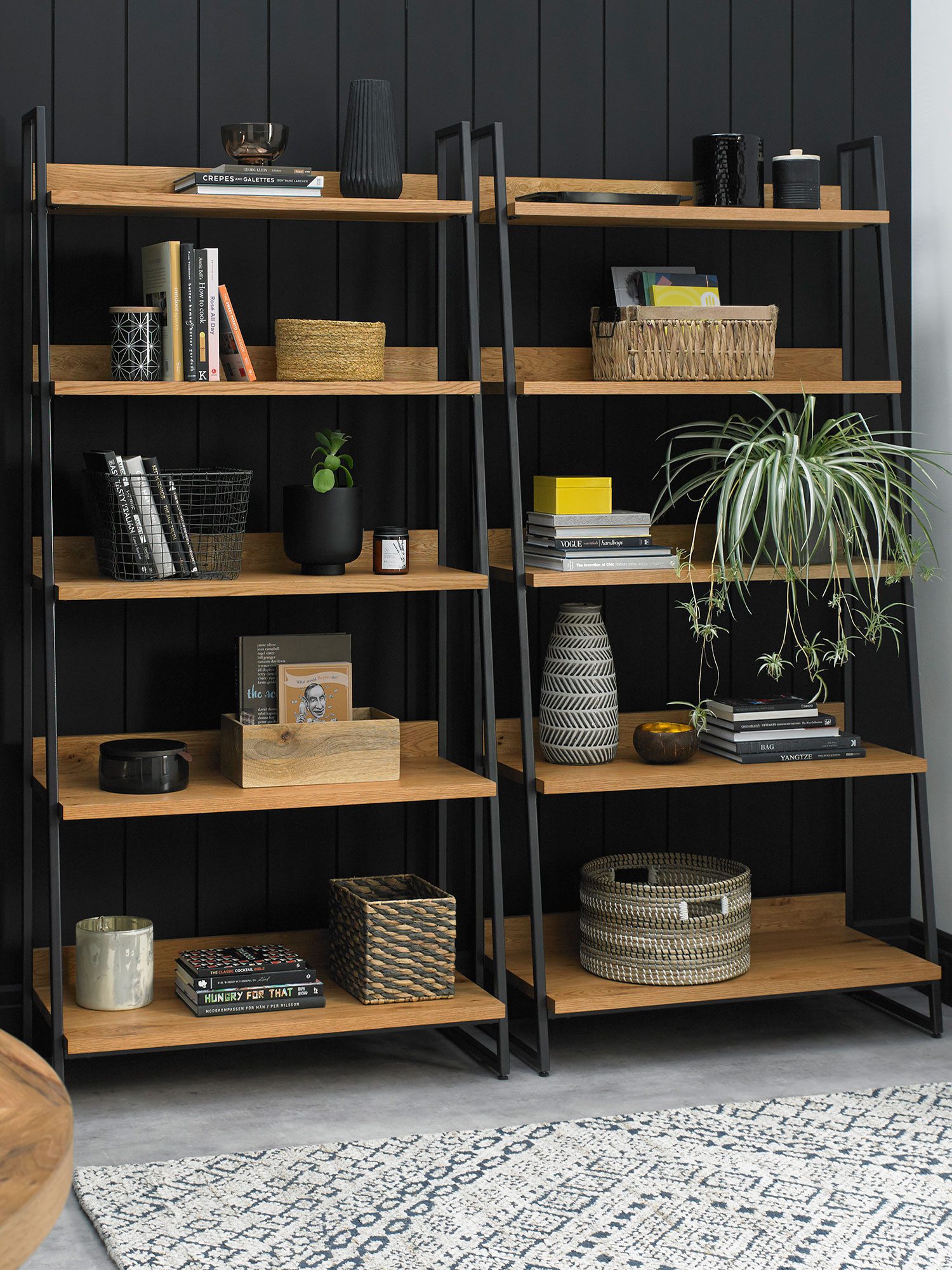 Regał otwarty z półkami z drewna naturalnego i czarną metalową ramą, widok z przodu