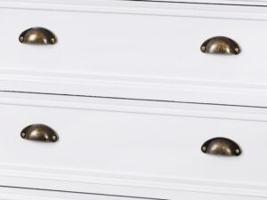 miniaturka Komoda klasyczna z rzeźbieniami i metalowymi uchwytami – Latina