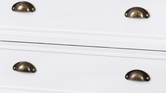 miniaturka Komoda klasyczna z rzeźbieniami i metalowymi uchwytami – Latina