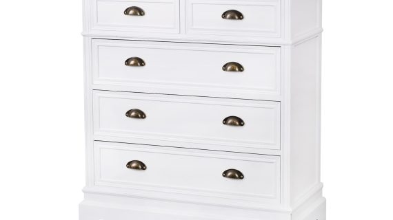 Komoda klasyczna z rzeźbieniami i metalowymi uchwytami – Latina