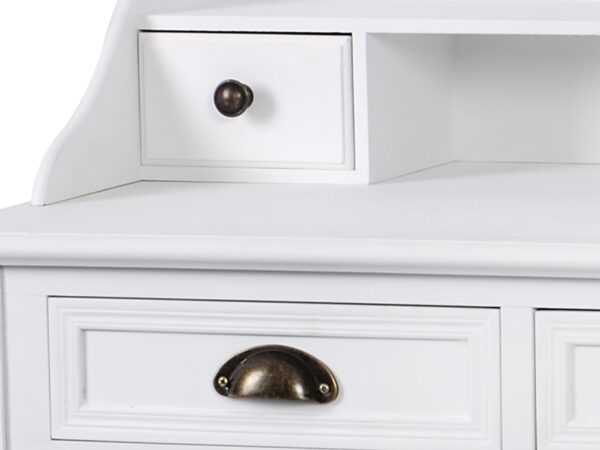 Zbliżenie na szufladkę biurka z metalowym uchwytem