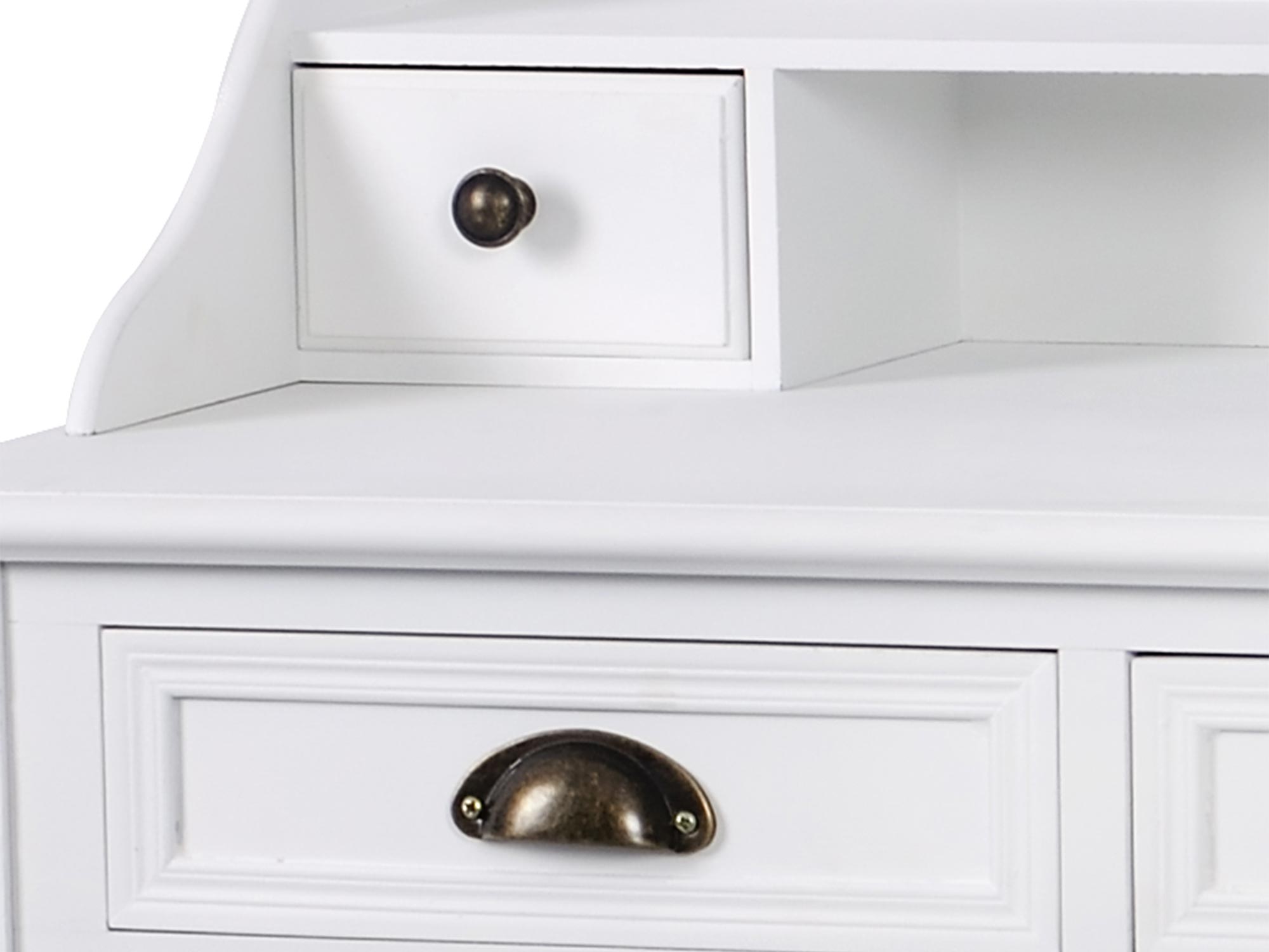 Zbliżenie na szufladkę biurka z metalowym uchwytem Zbliżenie na szufladkę biurka z metalowym uchwytem