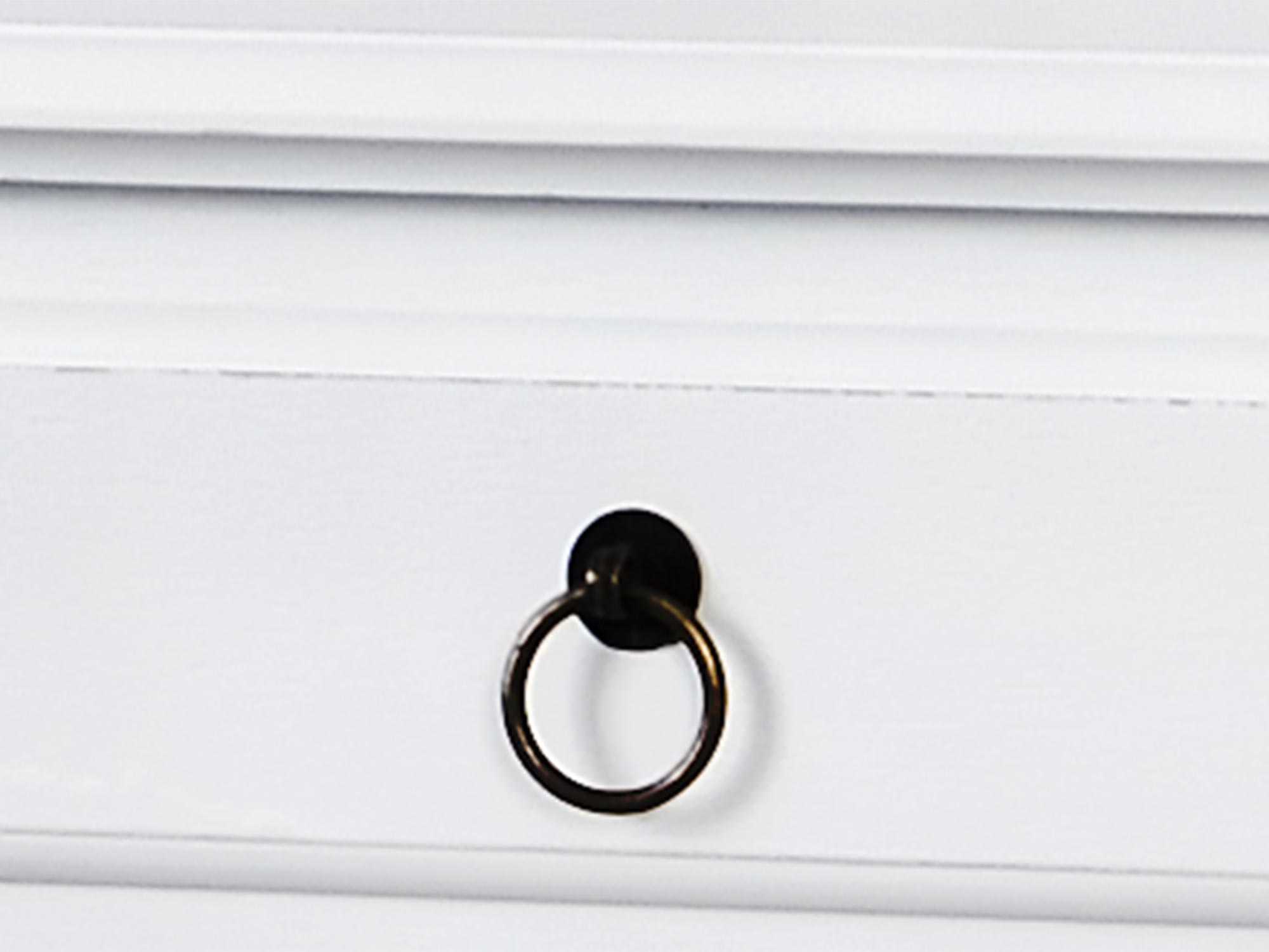 Zbliżenie na uchwyt pierścieniowy w szafce prowansalskiej Zbliżenie na uchwyt pierścieniowy w szafce prowansalskiej