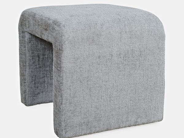 Aranżacja salonu z dwoma pufami tapicerowanymi w szarej tkaninie