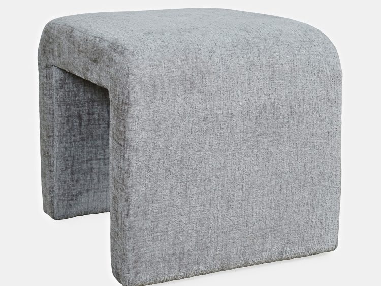 Aranżacja salonu z dwoma pufami tapicerowanymi w szarej tkaninie