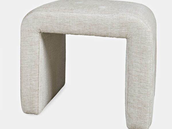 Puf w kolorze beżowym o nowoczesnej formie łuku tapicerowany boucle