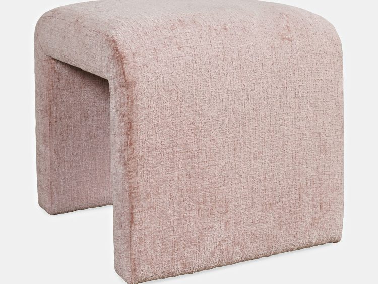 Puf w odcieniu pudrowego różu tapicerowany miękką tkaniną boucle