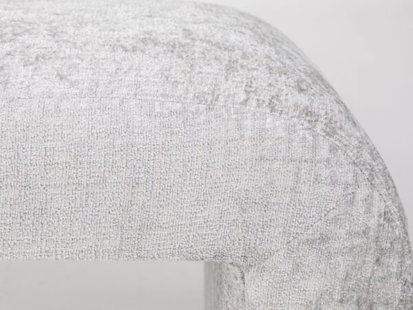 Detal tkaniny łóżka w jasnoszarym kolorze boucle