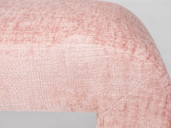 Detal tkaniny w różowym odcieniu boucle o miękkiej fakturze