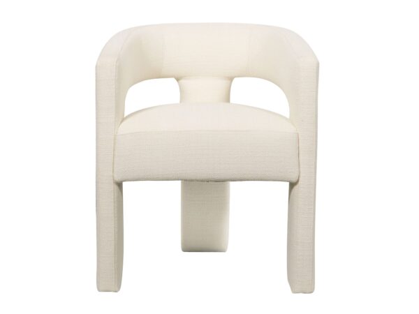 Fotel w jasnej tapicerce boucle z niskim zaokrąglonym oparciem i prostymi nogami – styl skandynawski