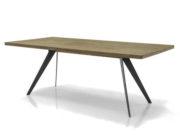 Drewniany stół jadalniany z czarnymi, skośnymi nogami, widok na blat z góry