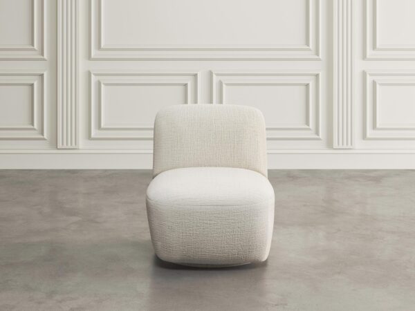 Kremowy fotel tapicerowany z zaokrąglonym oparciem i siedziskiem, nowoczesny styl