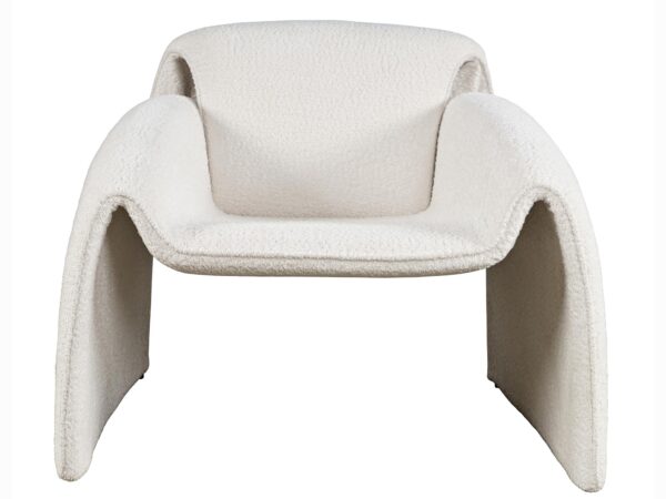 Nowoczesny fotel tapicerowany w kolorze kremowym o opływowych kształtach i miękkim obiciu boucle, do salonu lub gabinetu