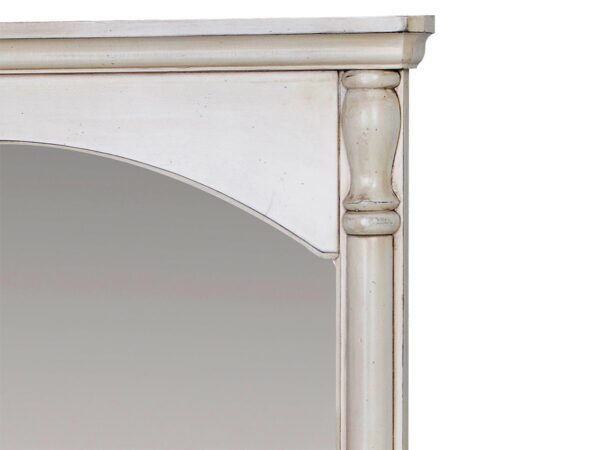 Lustro ścienne w ramie prowansalskiej z delikatnym łukiem