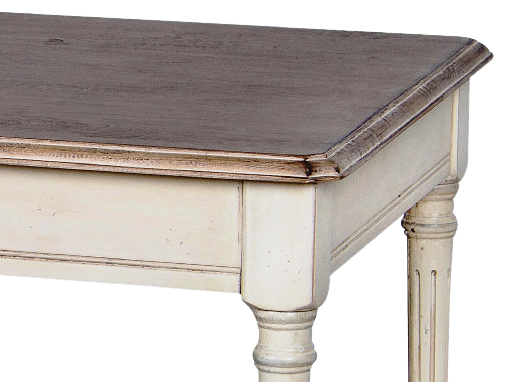 Detal narożnika biurka w stylu vintage z postarzaną krawędzią