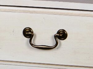 miniaturka Komoda RTV z metalowymi uchwytami i giętymi nóżkami w stylu prowansalskim – Garda